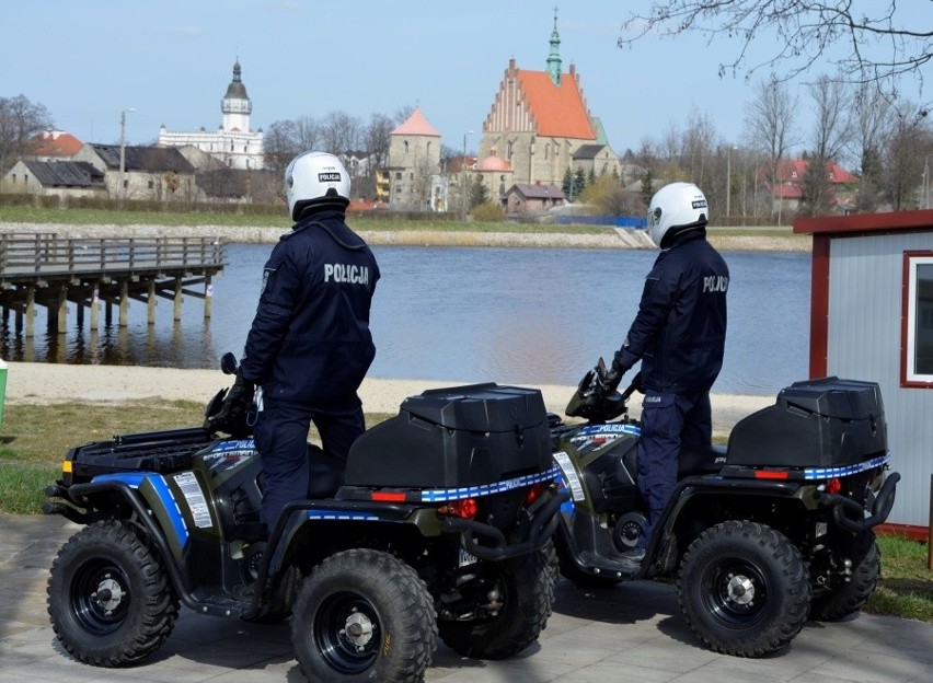 Policjanci na quadach patrolują Szydłowiec i jego okolice.
