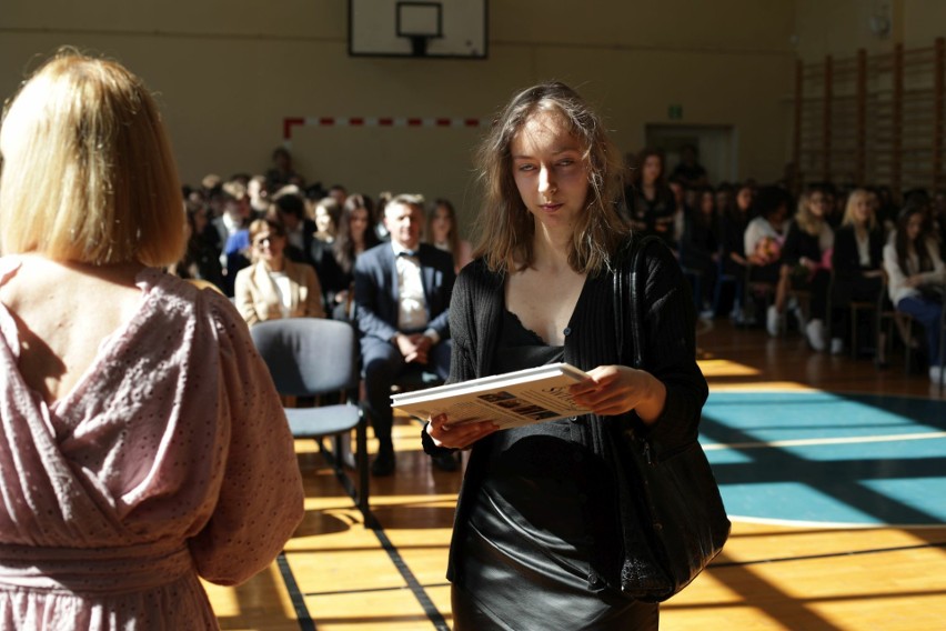 Zakończenie roku szkolnego maturzystów w IV Liceum Ogólnokształcącym w Kielcach. Teraz czeka ich egzamin dojrzałości