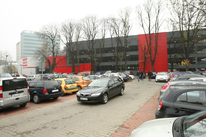 Parking Politechniki Wrocławskiej przy ul. Hoene-Wrońskiego....