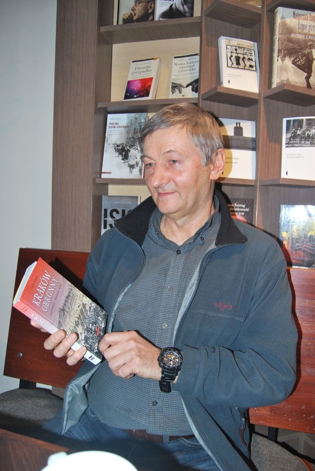 Henryk Łukasik ze swoją książką o „Krakowie obronnym”