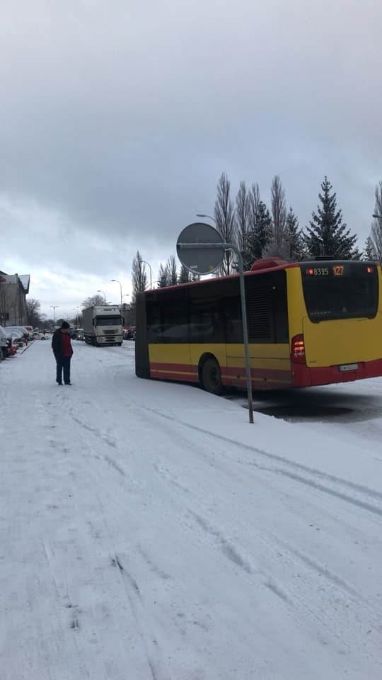 Atak zimy we Wrocławiu. Miasto stanęło w korku (ZDJĘCIA)