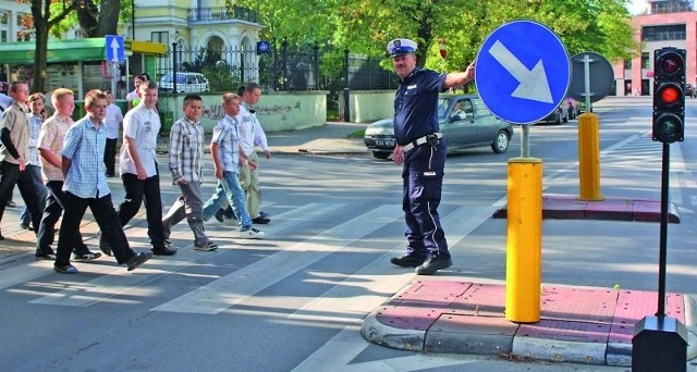 Na wielu przejściach w pobliżu szkół porządku strzegą policjanci i Strażnicy Miejscy. Akcja "Bezpieczna droga do szkoły&#8221; potrwa 11 dni. Mundurowi będą pilnować porządku o poranku i w porze, gdy dzieci kończą lekcje.