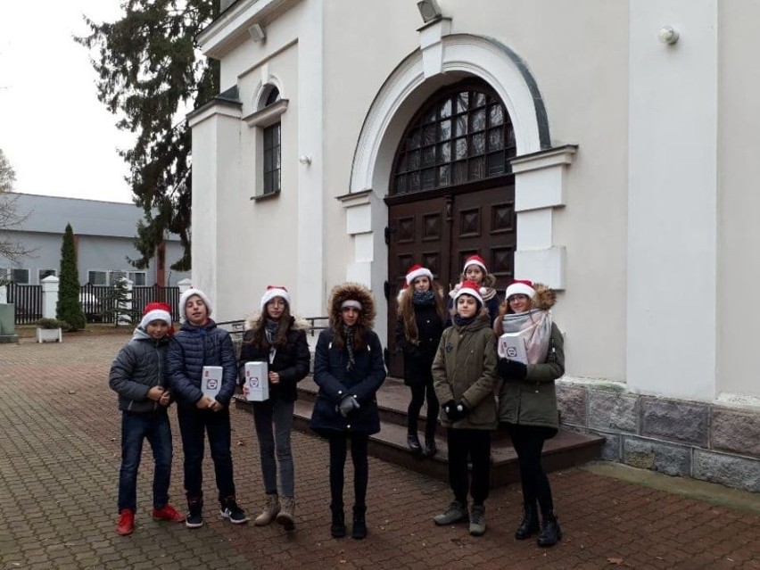 Uczniowie kwestowali pod kościołem w Komorowie