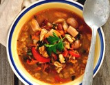Rozgrzewające dania na zimowe dni: zupa z soczewicy, pomidory faszerowane ryżem w curry i pieczone warzywa [PRZEPISY]