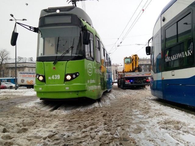 Wykolejenie tramwaju na rondzie Grzegórzeckim w Krakowie sparaliżowało ruch w centrum miasta