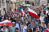 Kilkaset zwolenników opozycji manifestowało na Rynku Staromiejskim. To symboliczne wsparcie Marszu Miliona Serc