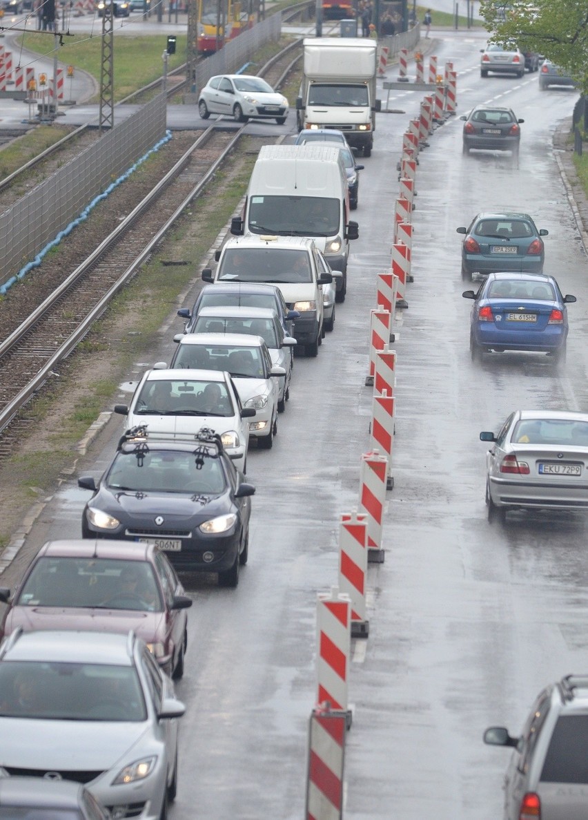 Utrudnienia w ruchu w Łodzi. Zamknięcie kolejnych odcinków ulic spowodowało jeszcze większe korki 