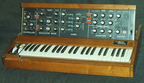 Syntezator Mooga (minimoog).