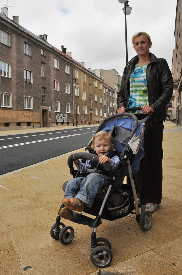 Przyznam, że wyremontowane ulice prezentują się okazale &#8211; mówi Monika Klocek, która często spaceruje po mieście z synkiem Igorem.- Nawet z wózkiem łatwiej się tędy chodzi.