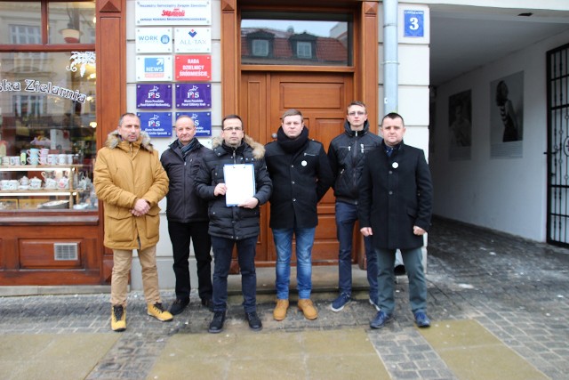 Działacze Kukiz'15 złożyli w biurach PiS apel dotyczący przyjęcia „rumuńskiej" ustawy.
