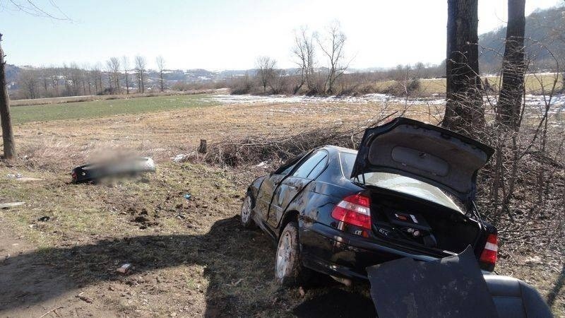 Wypadek w Kurowie. Samochód osobowy uderzył w drzewo [ZDJĘCIA]