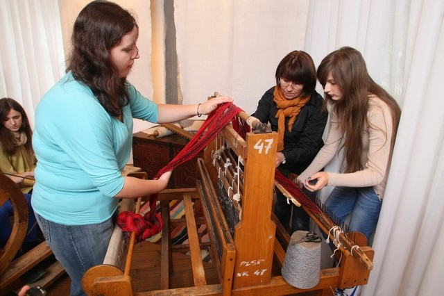 Malgorzata  Surma, kierownik pracowni  artystycznych razem z uczennicami Joanną Sochą i Kingą Petelicką ką Petelicką prezentowały proces powstawania tkaniny.