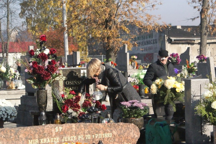 1 listopada na cmentarzu przy 11 Listopada w Dąbrowie...