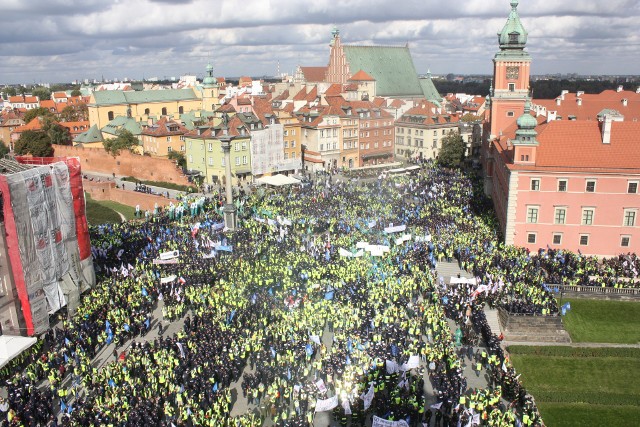 Gwizdki, trąbki, megafony. Wszystko to, czym można hałasować, zabrali ze sobą. I żółte kartki dla MSWiA.