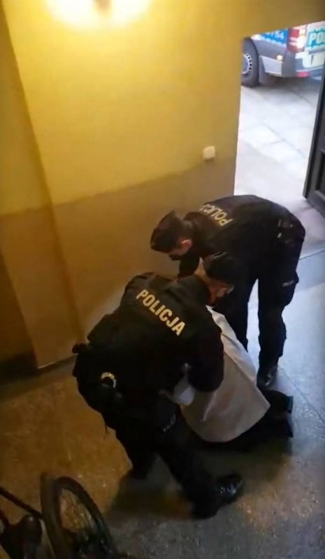 Policjanci w poniedziałek rano weszli do Domu Zakonnego...