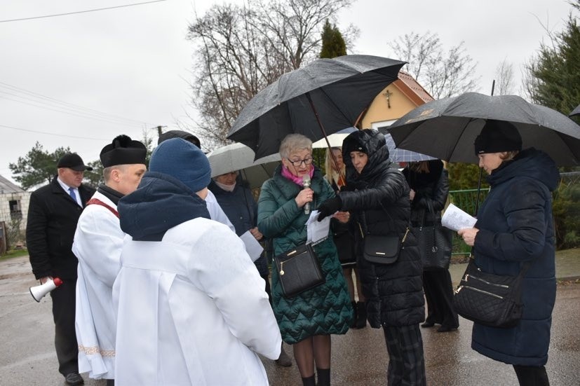 Droga Krzyżowa w Starym Lubotyniu. Odbyła się w 18. rocznicę śmierci Jana Pawła II, 2.04.2023. Zdjęcia