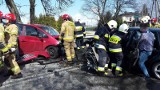 Śmiertelny wypadek w Lipinach pod Łodzią. W zderzeniu 3 samochodów zginęły 2 osoby - kobieta i mężczyzna ZDJĘCIA