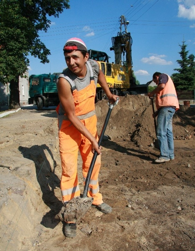 Janusz Nawrocki z firmy Brukbet zapewnia, że mimo upałów prace posuwają się zgodnie z harmonogramem.