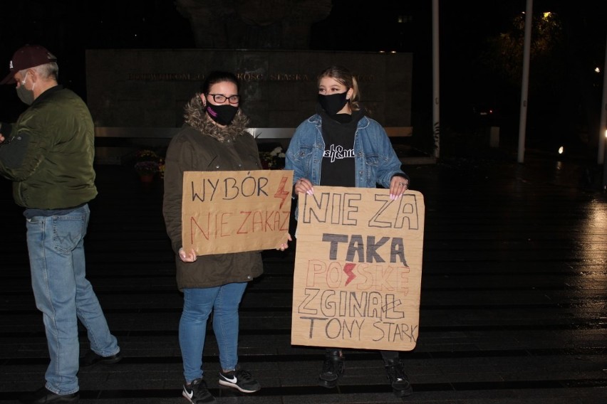 Strajk Kobiet w Opolu. W poniedziałek wieczorem mial miejsce kolejny "spacer" protestujących ulicami miasta 