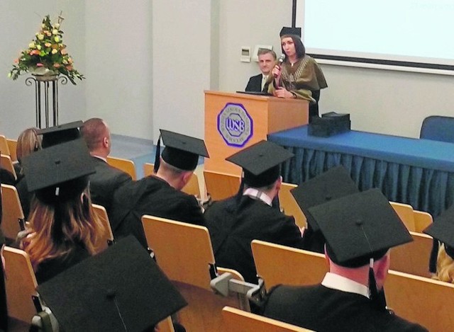 Na zakończenie najlepsi absolwenci otrzymali od dziekan Wydziału Ekonomicznego wyróżnienia.