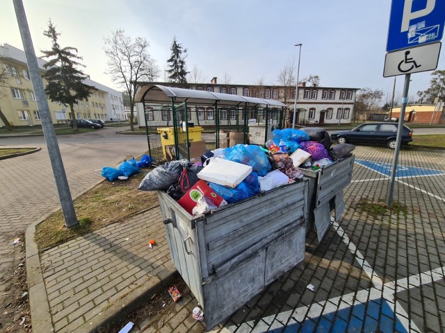 Przepełnione śmietniki, wiatr roznoszący śmieci po całej okolicy, niedopałki wyrzucane z balkonów, niesprzątane psie odchody - to dokucza mieszkańcom nie tylko budynków przy ul. 63. Pułku Piechoty, ale i okolicy - ul. Andersa, Okólnej