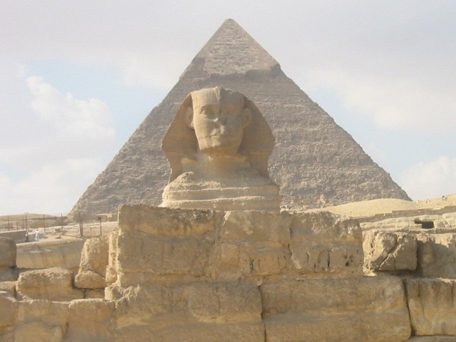 Obecnie można zwiedzać piramidy w Gizie.