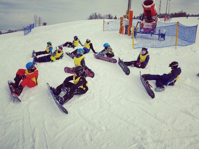 Uczniowie z gminy Jerzmanowice-Przeginia rozpoczęli naukę jazdy na nartach i snowboardzie