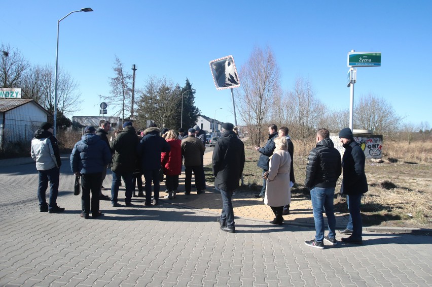 Problemy mieszańców Krzekowa. Po wizycie radnych jest światełko w tunelu. Ulica Żyzna będzie bezpieczna?