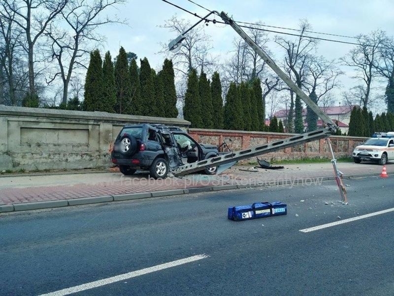 Wypadek przy ul. Łaskiej. Samochód złamał latarnię w dwóch miejscach i zatrzymał się na ogrodzeniu cmentarza [zdjęcia]
