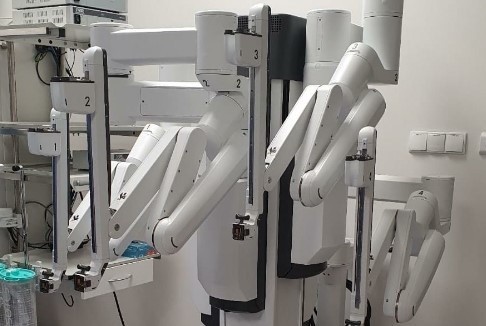 Nowoczesny robot da Vinci w szpitalu na Zaspie. Będzie operował razem z chirurgami. Za operację trzeba zapłacić