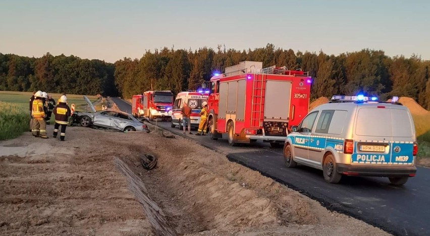 Pietkowo. Wypadek osobówki zakończony dachowaniem. Kierowca...