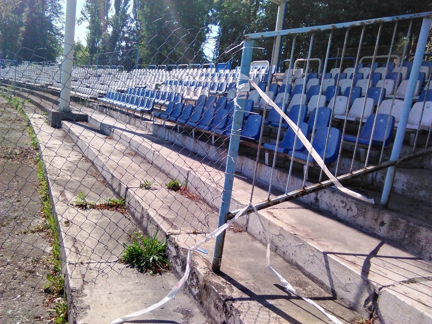Kraków. Stadion Hutnika po Euro niszczeje, choć wydano ponad milion złotych [ZDJĘCIA, WIDEO]