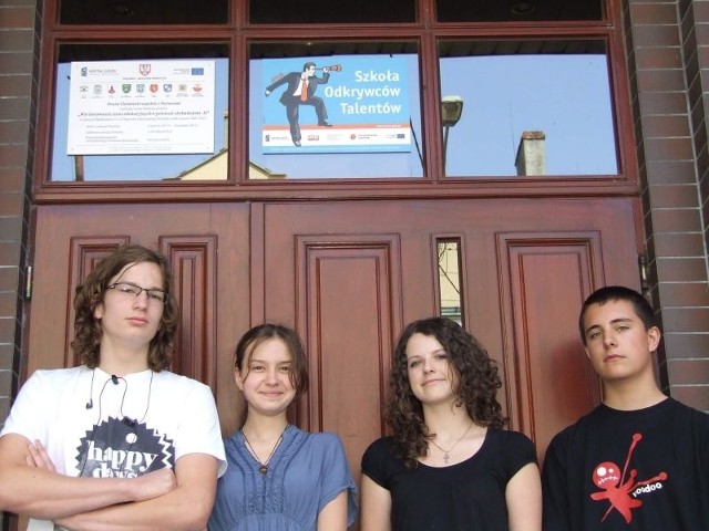 Zdolna młodzież, która wykazała się wiedzą w konkursach m.in. z  chemii (od lewej): Bartosz Wnęk, Jagoda Budnik oraz Alicja Przystup i Oskar Lipiński