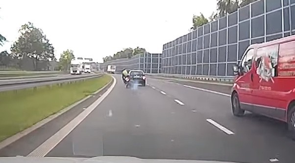 Bezmyślny kierowca skody mógł zabić motocyklistę! Zajechał mu drogę podczas wyprzedzania! [FILM]