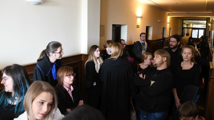 Sąd w Kielcach decyduje o marszu równości. Tłum na rozprawie [ZAPIS TRANSMISJI] 