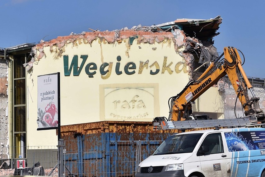 Nowy Sącz. Po 18 latach supermarket Rafa znika z ul. Węgierskiej 78  [ZDJECIA]