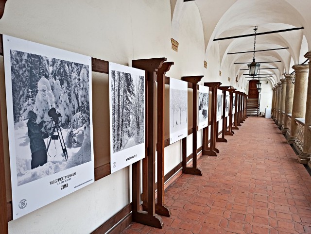 Na krużgankach Zamku Królewskiego w Niepołomicach otwarto wystawę "Zima". To prezentacja unikatowych fotografii autorstwa Włodzimierza Puchalskiego
