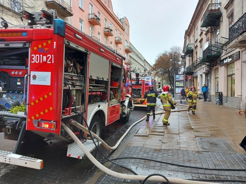 Pożar w centrum Lublina. W jednym z mieszkań przy ul. Narutowicza płonęła wersalka