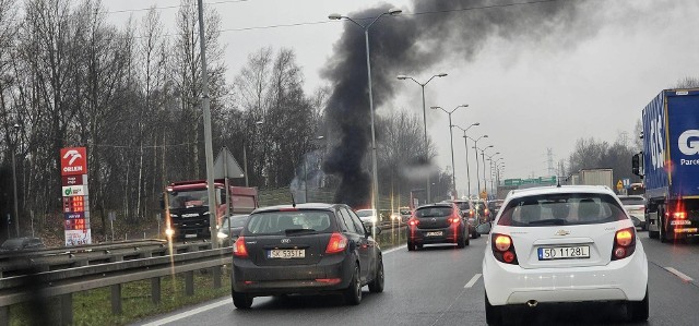 Na trasie S86 z Katowic do Sosnowca samochód stanął w ogniu na wysokości stacji paliw Orlen. Występowały spore utrudnienia w ruchu drogowym. Kierowcy! Zachowajcie ostrożność.