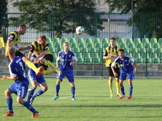 Piłkarze Siarki (koszulki w pasy) zostali wyeliminowani z rozgrywek Pucharu Polski.