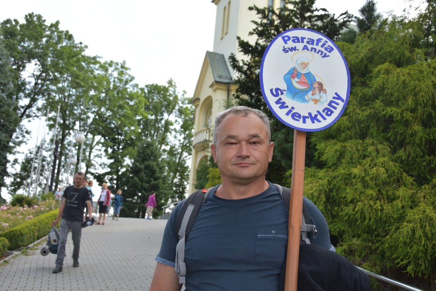 Pielgrzymka ze Świerklan na Jasną Górę ruszyła szlakiem Orlich Gniazd. Zobaczcie zdjęcia z wyjścia