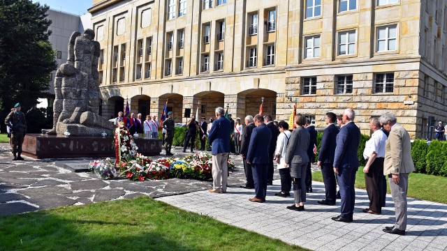 Coroczne uroczystości pod pomnikiem na kampusie Politechniki Wrocławskiej gromadzą wrocławian bez względu na poglądy.