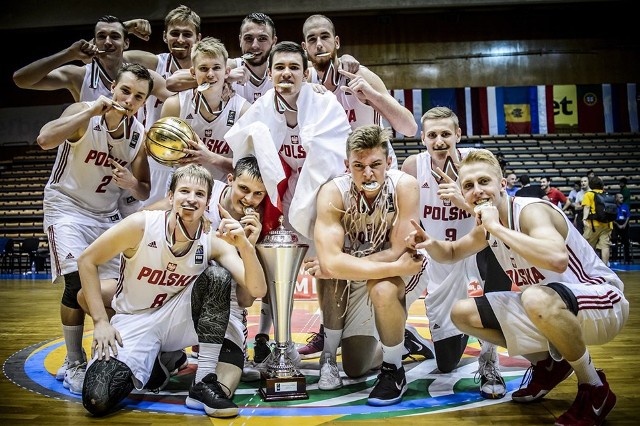 Mateusz Szczypiński (dolny rząd, pierwszy z lewej) był jednym z członków kadry Polski do lat 20 na mistrzostwach Europy.