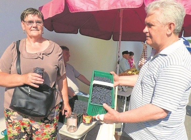 Całą łubiankę jagód - od ręki - kupił Zbigniew Witaszek na stoisku pani Gieni, na buskim nowym placu targowym przy ulicy Stawowej.