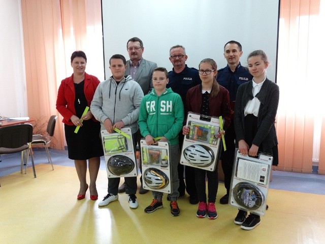Najlepsi w konkursie „Bezpieczeństwo w ruchu drogowym” w Przysusze otrzymali nagrody i gratulacje od organizatorów.