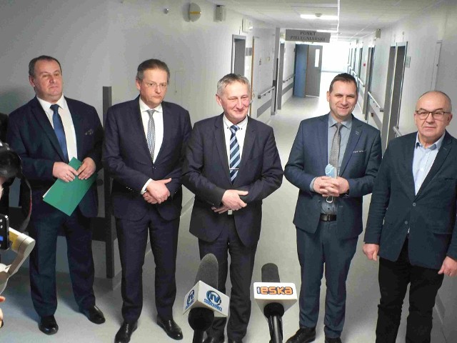 Podczas konferencji prasowej w starachowickim szpitalu, od lewej: Rafał Lipiec, Jacek Walkowski, Zbigniew Koniusz, Piotr Ambroszczyk, Jerzy Materek