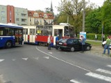 Kolizja na rondzie Bernardyńskim w Bydgoszczy. Tramwaj zderzył się z samochodem