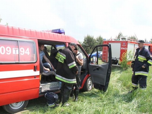 Strażacy przygotowują się do wydobycia ciała znalezionego w sobotę w rzecze Lubrzance.