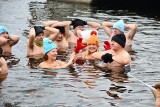 Andrzejkowe morsowanie w Morawicy. Zimny wiatr nie przeszkadzał w kąpieli, kilkadziesiąt osób zanurzyło się w wodzie. Zobacz zdjęcia