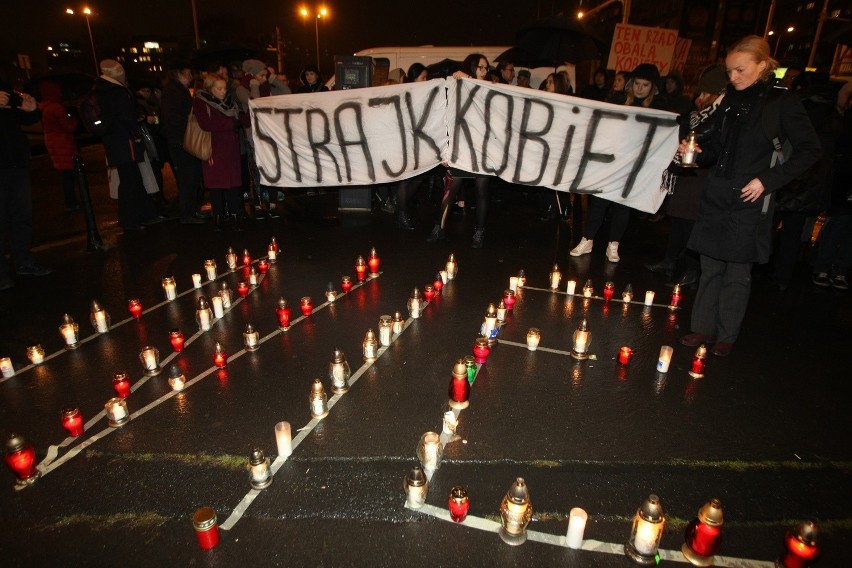 PiS-OFF we Wrocławiu. Kobiety protestowały (RELACJA, ZDJĘCIA)